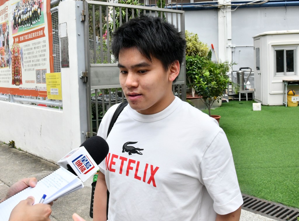 考生林同學指文言篇章的題目較難，部分題目內容更「貼錯」。何健勇攝