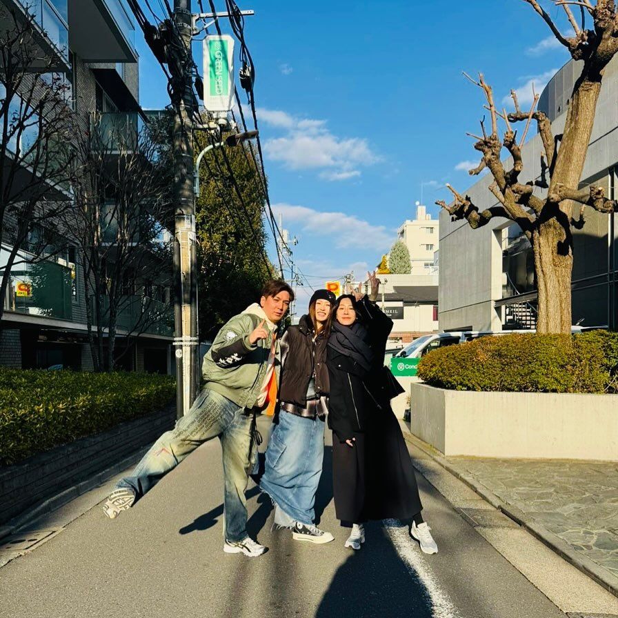 王大業和Louisa（中）上月底蜜遊日本東京時，已分別於社交網低調貼出二人街拍。