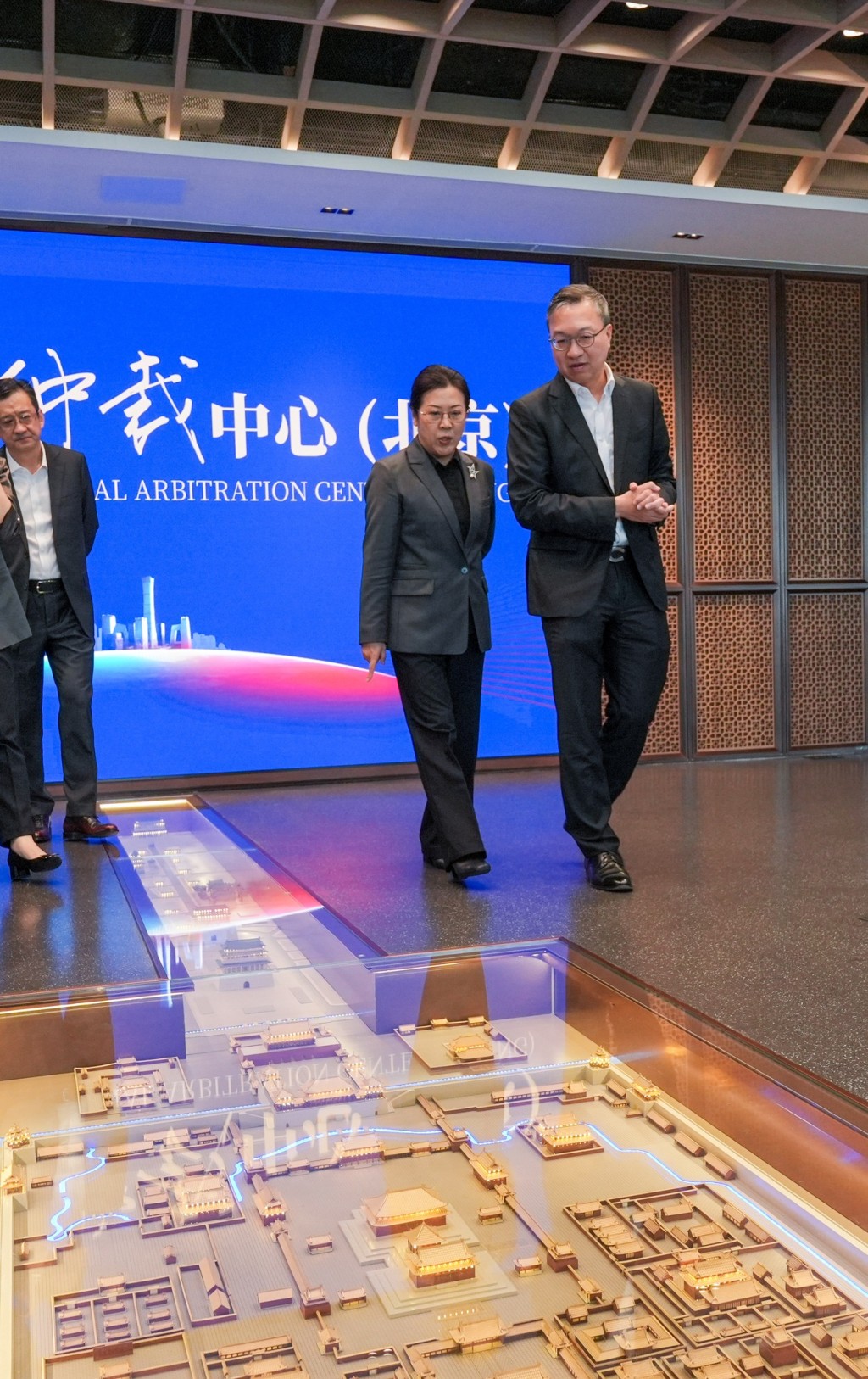 林定國早前到中國國際商事仲裁中心(北京)參觀與交流。林定國FB圖片 林定國早前到中國國際商事仲裁中心(北京)參觀與交流。林定國FB圖片