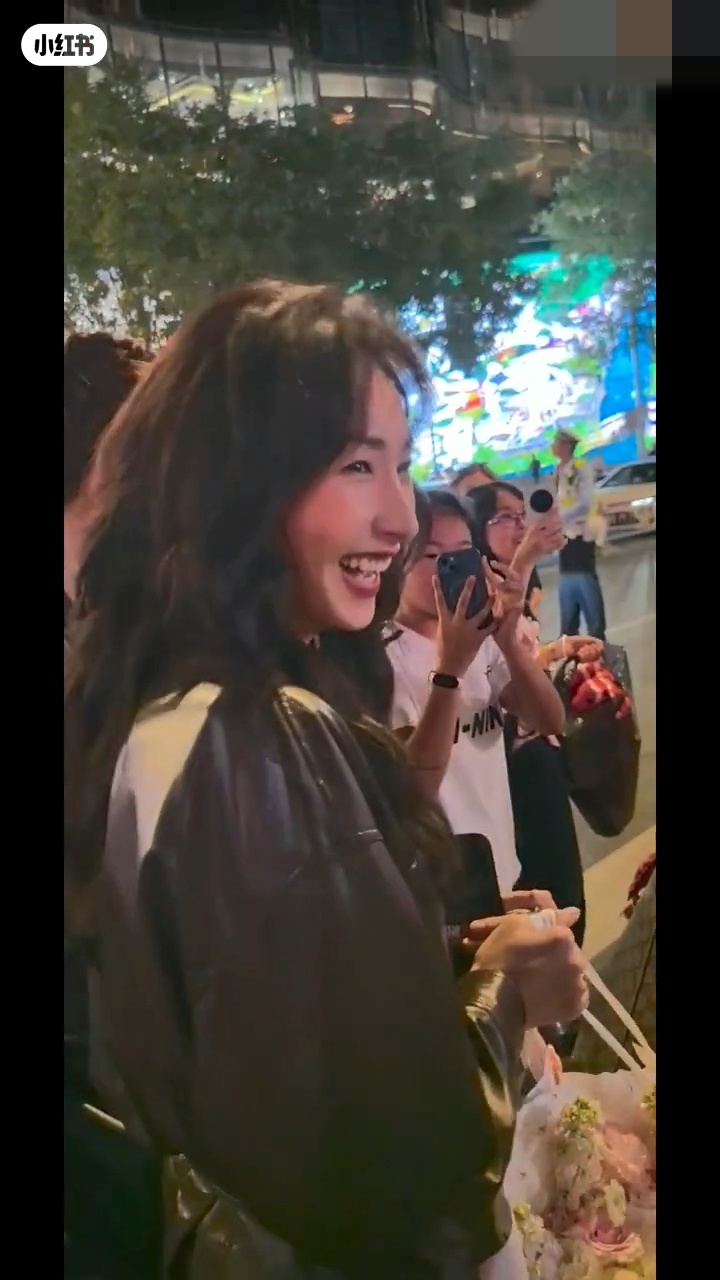 面對粉絲包圍,湯暢展現超高情商,全程笑容燦爛、毫無架子。 面對粉絲包圍,湯暢展現超高情商,全程笑容燦爛、毫無架子。