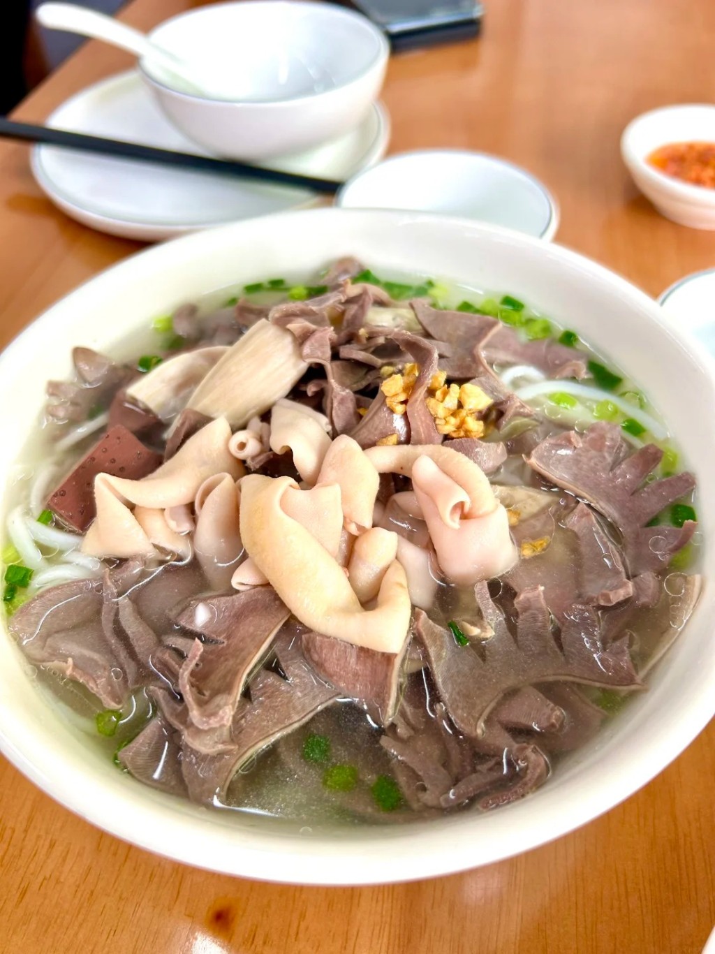配料豐富的鴨雜粿條湯,均展現了正宗潮汕風味。 配料豐富的鴨雜粿條湯,均展現了正宗潮汕風味。