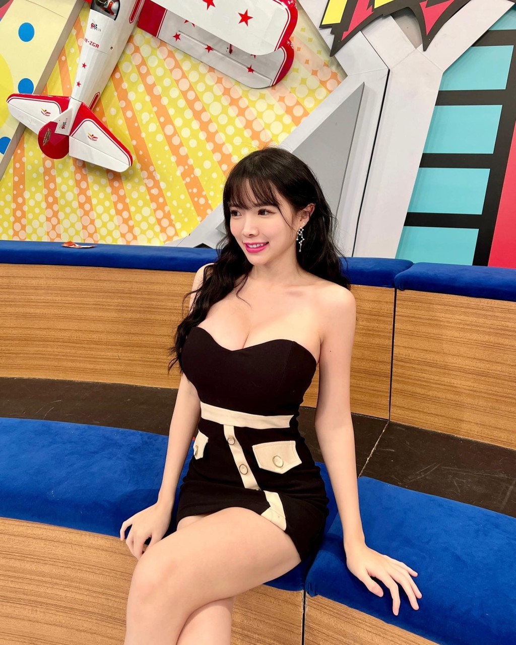 近年藍星蕾到台灣發展，會作客不同綜藝節目，並擔任外景主持，當然都係性感出場。