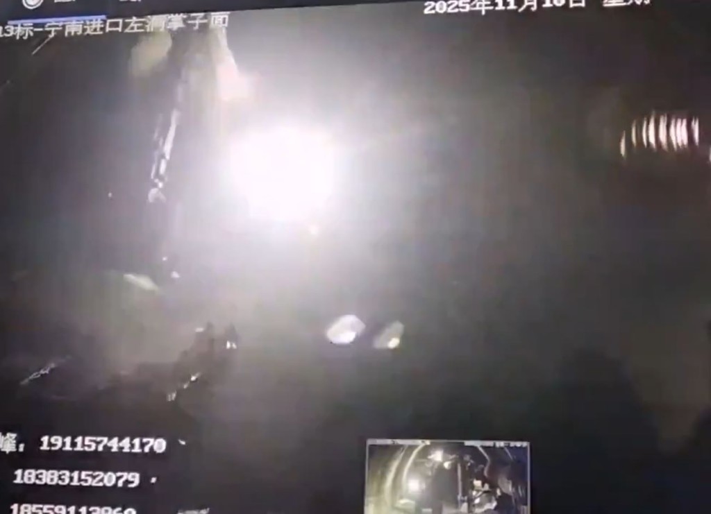 四川隧道地盤湧入「洪水」，工人迅速逃命。  