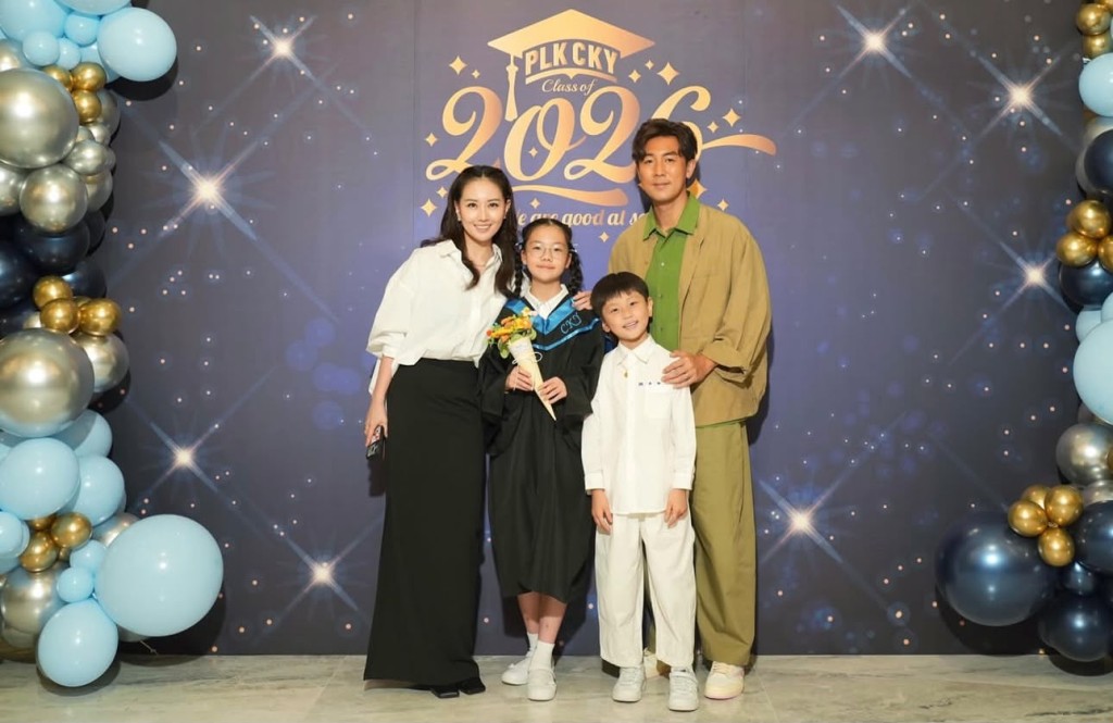 譚俊彥愛女小學畢業曬全家福。
