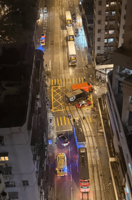 兩輛貨車駛至山市街與吉席街交界「黃格仔」位置時發生碰撞,造成一人受傷。fb@西環變幻時 兩輛貨車駛至山市街與吉席街交界「黃格仔」位置時發生碰撞,造成一人受傷。fb@西環變幻時