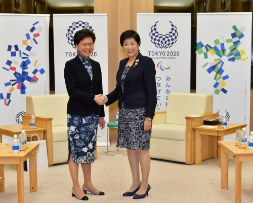 林鄭月娥(左)在東京都廳與東京都知事小池百合子(右)會面。政府新聞處