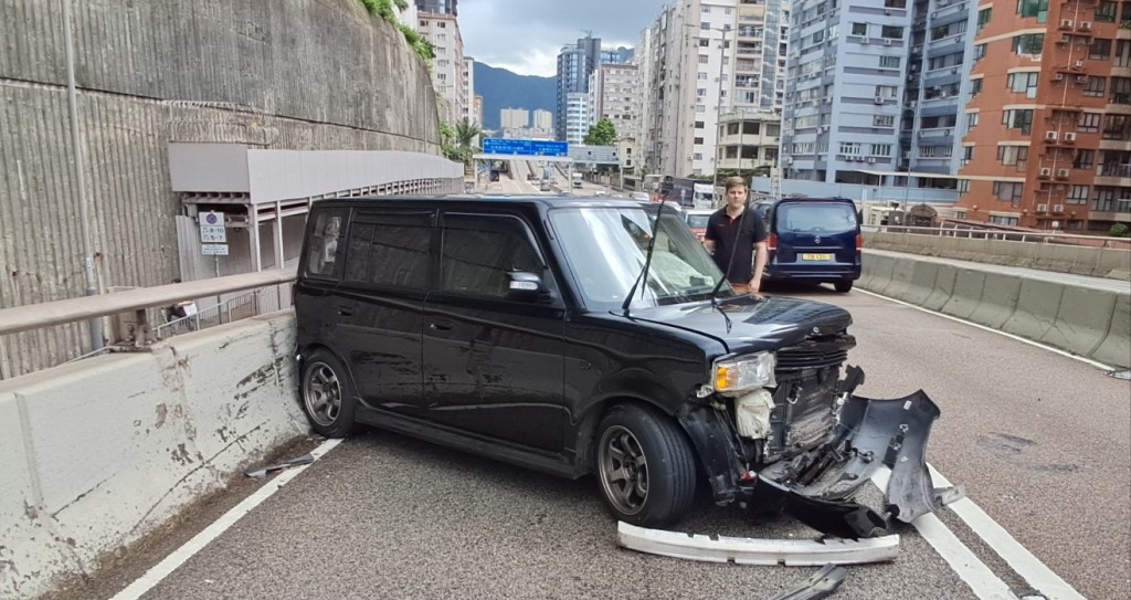 私家車車頭嚴重損毀。林思明攝