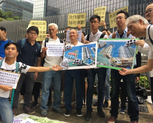 新屋邨居民往往面對無街市問題,需跨邨或跨區買菜。