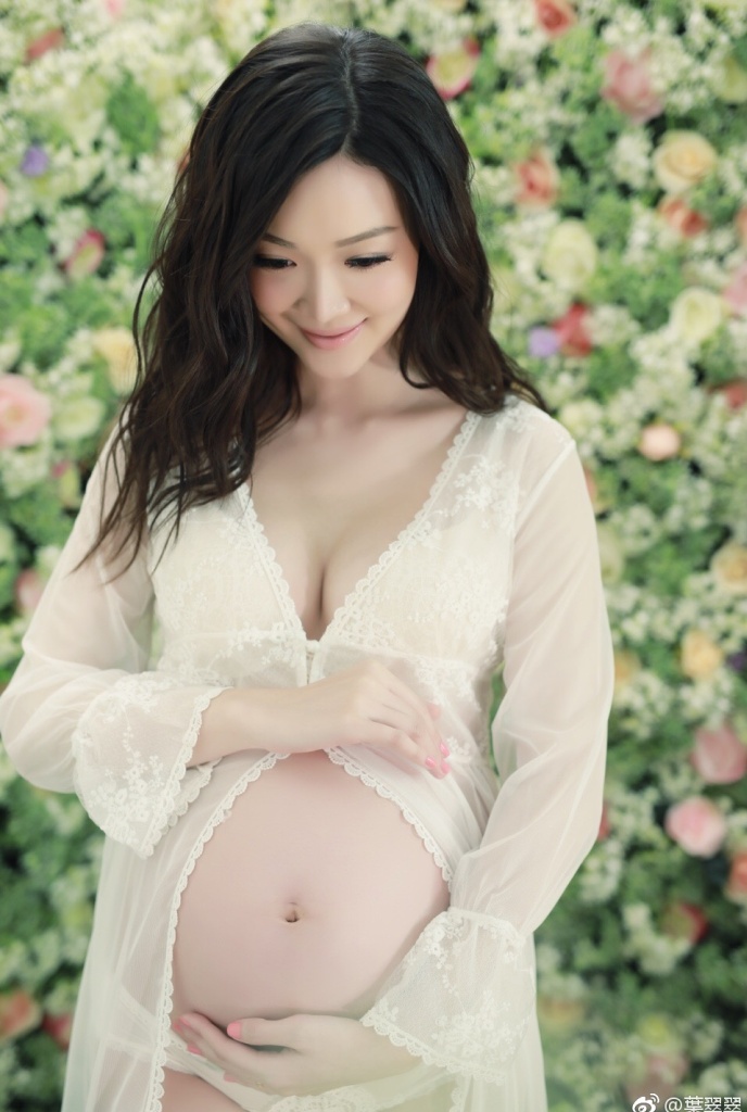 葉翠翠懷孕時拍攝一輯性感相留念。