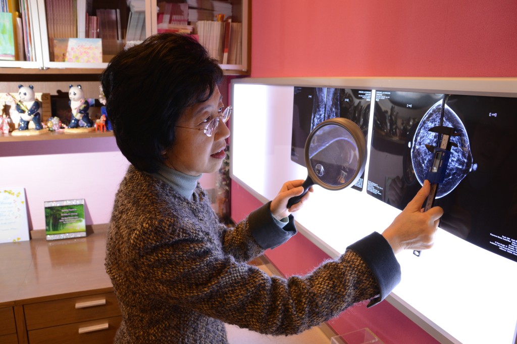 香港乳癌权威和先驱张淑仪医生正在查看乳房X光片。 星岛资料图