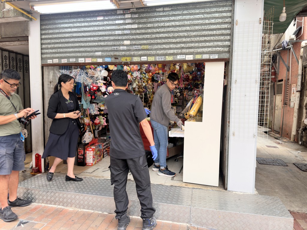 女店东刘小姐（左）的玉器铺遭爆窃，警方在场调查。梁国峰摄
