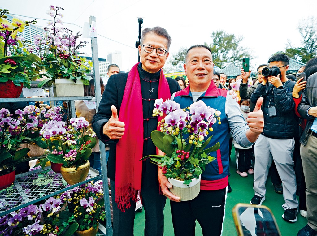 陳茂波日前往年宵市場巡視。