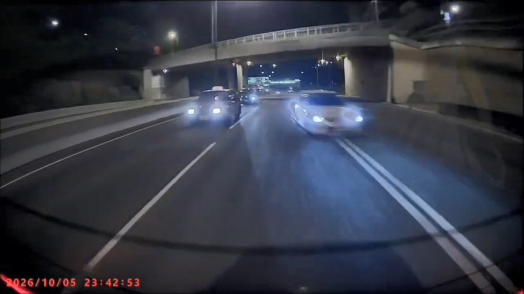 一輛白色私家車與一輛黑色私家車在屯門公路高速駛至。網上片段截圖 一輛白色私家車與一輛黑色私家車在屯門公路高速駛至。網上片段截圖