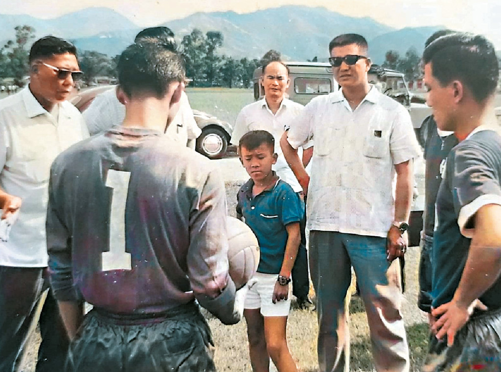 ■1966年華探長帶同兒子出席球賽。