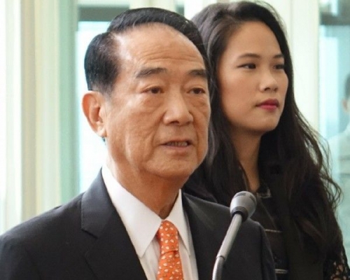 宋楚瑜的女兒宋鎮邁亦隨團同行。