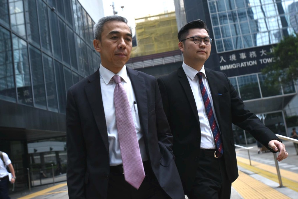 被告馮永業離開(左)離開法院