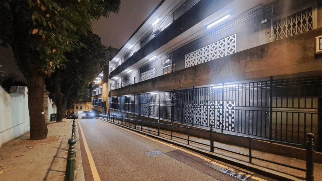 澳門司警及消防接獲報案,指西墳馬路一單位內發現兩具屍體。