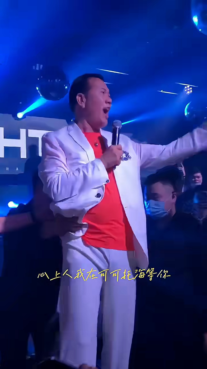 日前又有一段萬梓良險跌落台的短片瘋傳。 日前又有一段萬梓良險跌落台的短片瘋傳。