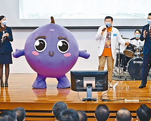 ■警隊防騙吉祥物「提子」與藝人胡楓表演「數白欖」,宣傳防騙信息。