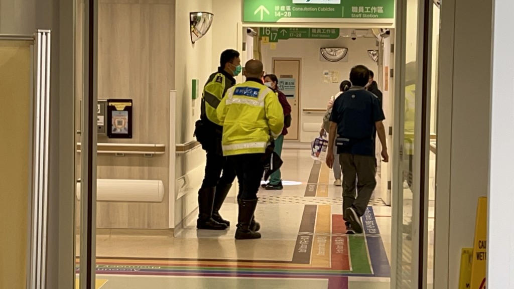 過路女子送院救治。楊偉亨攝