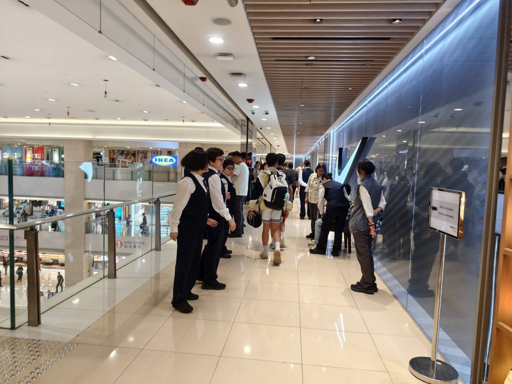 男子跨出欄杆後，迅速被保安及市民拉回安全位置。fb「屯門友」圖片