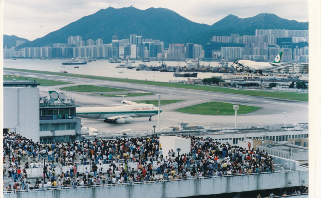 1998年啟德機場關閉前瞭望台一帶擠擁情景、遠望啟德機場跑道。資料圖片