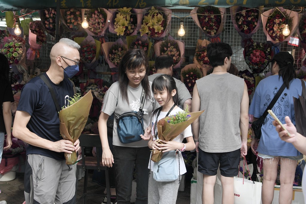 不少市民一家大细到花墟买花，准备周日庆祝母亲节。陈浩元摄