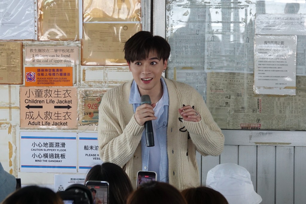 Frankie別出心裁地以專業「音叉」與皮寶寶們進行深度互動。