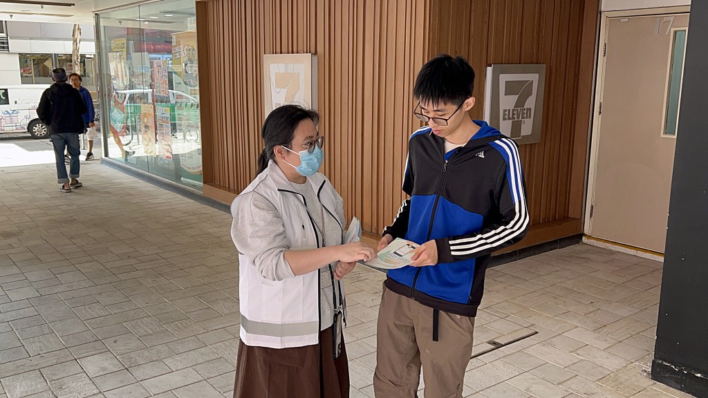 社署人員到場派發傳單。楊偉亨攝