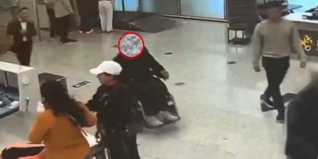 轮椅客北上过关被揭改装电池位藏86部旧电话。海关发布