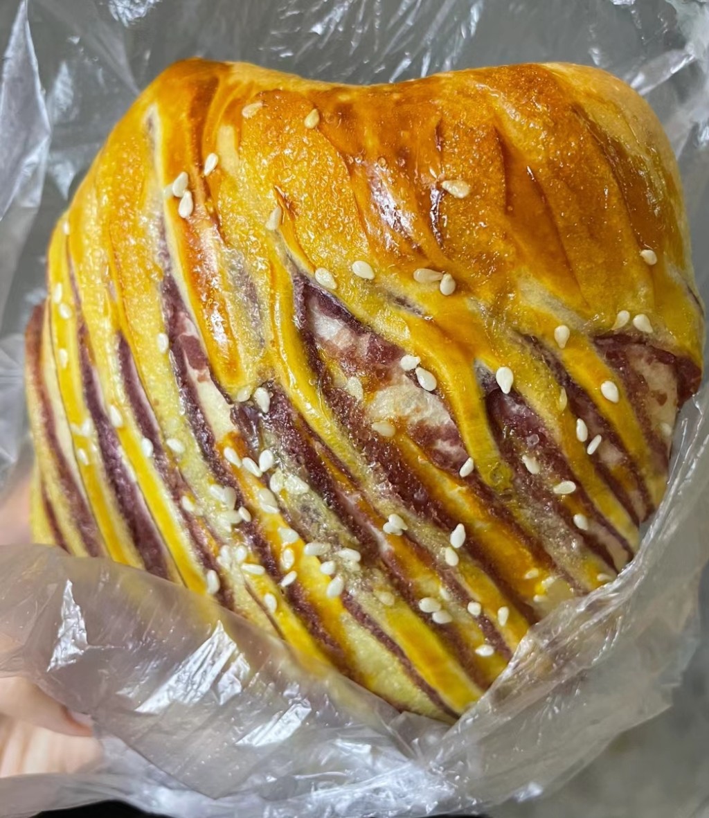 广州糕点｜3. 美嘉华面包西饼屋紫薯包大大个¥4.5。(图片来源：小红书＠糖总)