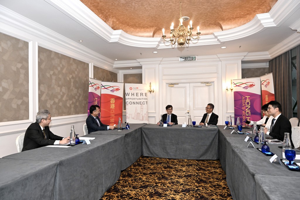 陈茂波（右三）与马来西亚丰隆金融集团代表会面。政府新闻处图片
