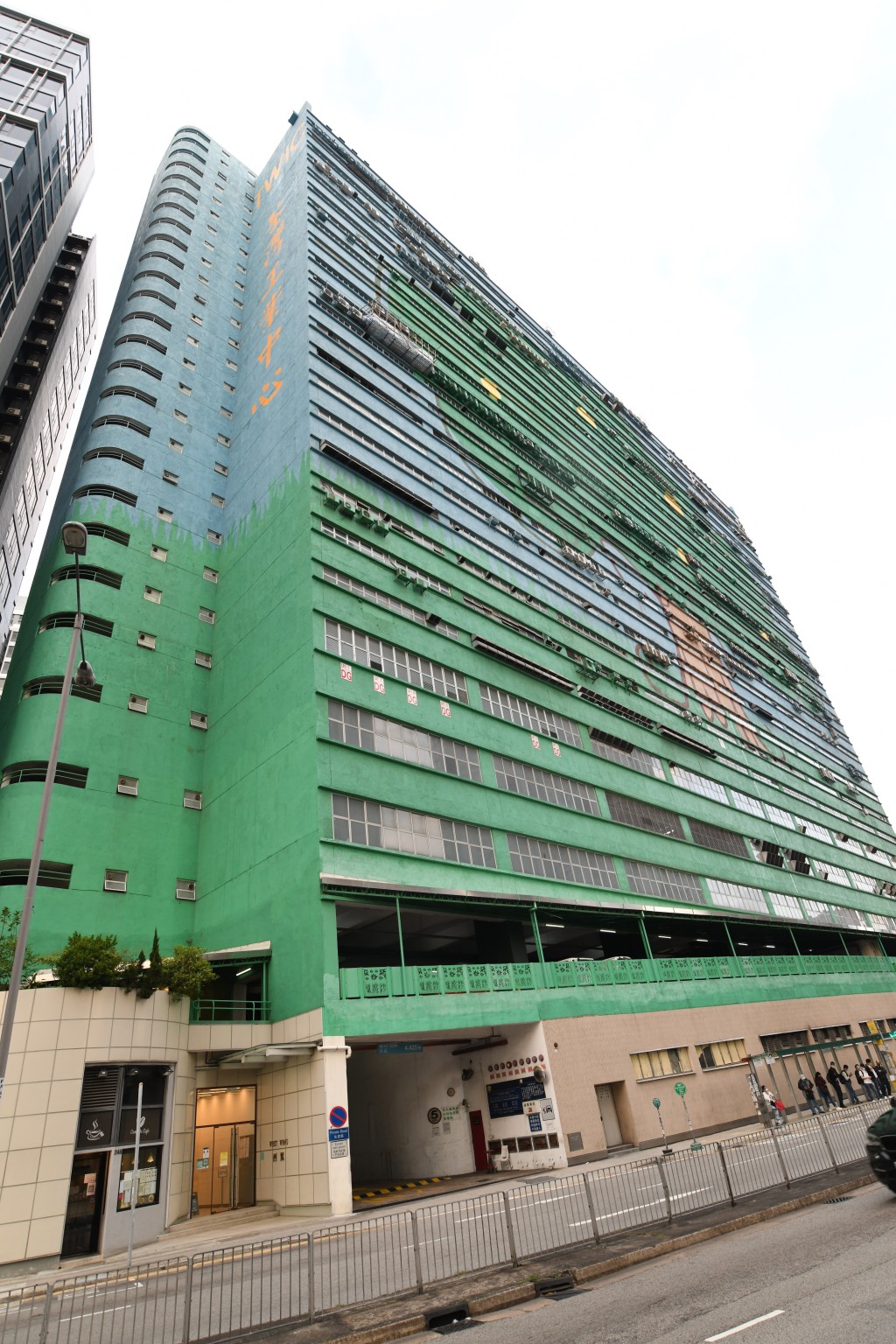 荃灣工業中心高層半層樓面意向價約6800萬。 荃灣工業中心高層半層樓面意向價約6800萬。