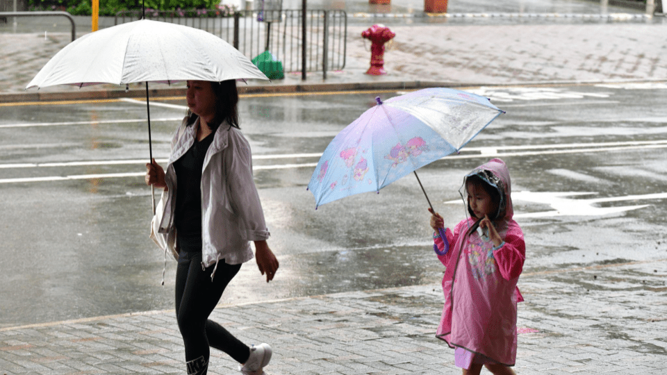 天文台於早上9時40分發出黃色暴雨警告信號。資料圖片