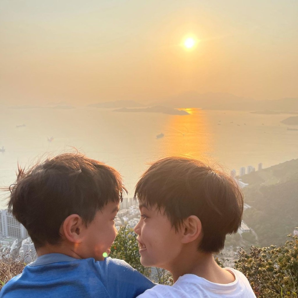 兩兄弟感情很好。