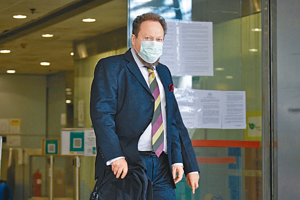 被告Clement, Richard Mark,被控傷害車長的身體。