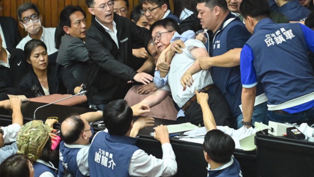 台灣立法院會議朝野激烈衝突。 ETtoday