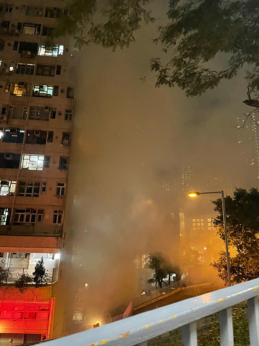 火勢迅速蔓延，濃煙擴散至整個鳳德邨。讀者余小姐提供