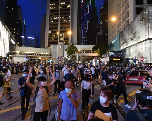 中環有示威者佔據馬路。