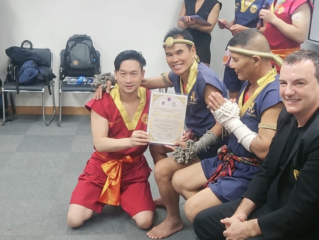 葉文龍榮獲國際泰拳理事會十三段金銀環泰拳宗師證書。 受訪者圖片
