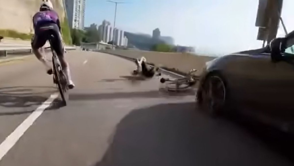單車友人仰車翻，頓變「滾地葫蘆」。fb車cam L（香港群組）截圖