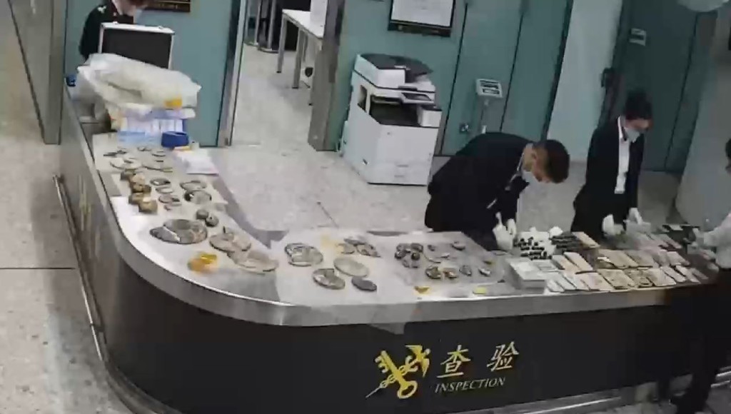 外籍客在西九龙站由内地出境时被发现企图走私古董钱币及古生物化石。海关发布