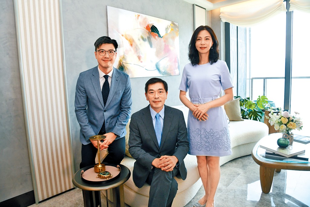 会德丰黄光耀（中）表示，天泷已录得逾百组预约参观。右为恒基李菲茹、左为伦国新。
