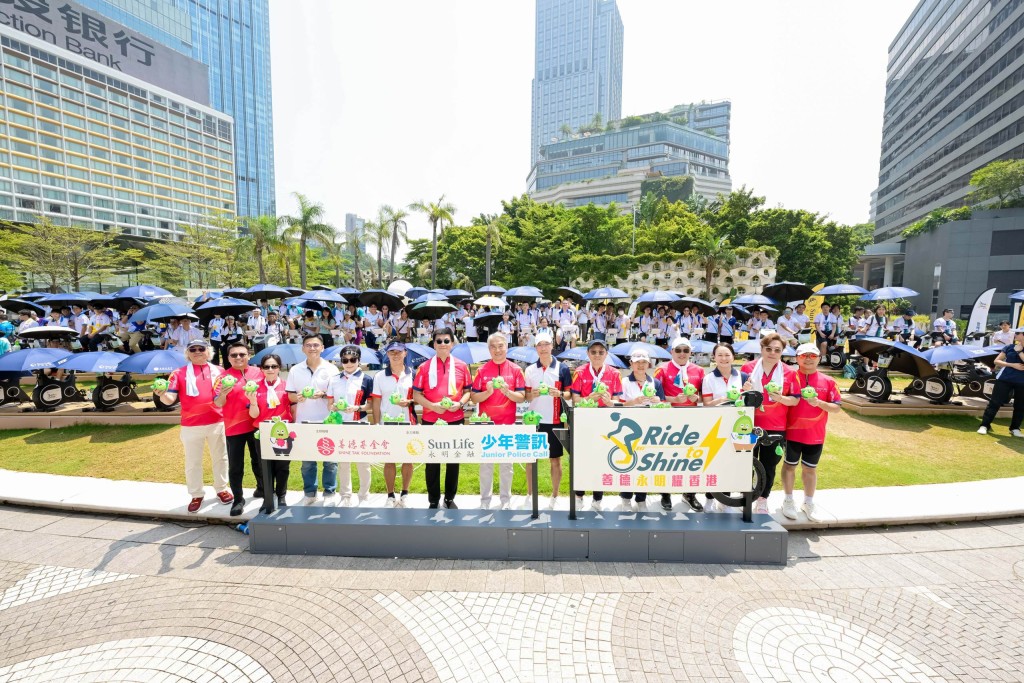 17個警區少年警訊參與「少訊破風向里衝」全城撐里單車活動盛事,香港警務處副處長(行動)葉雲龍(右七)及香港善德基金會主席藍國慶(右八)擔任主禮嘉賓。 17個警區少年警訊參與「少訊破風向里衝」全城撐里單車活動盛事,香港警務處副處長(行動)葉雲龍(右七)及香港善德基金會主席藍國慶(右八)擔任主禮嘉賓。