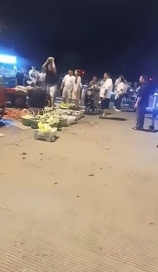 網片曝莽夫向攤主連掟10西瓜爆頭,只因妻子被提醒揀西瓜輕手些。 網片曝莽夫向攤主連掟10西瓜爆頭,只因妻子被提醒揀西瓜輕手些。