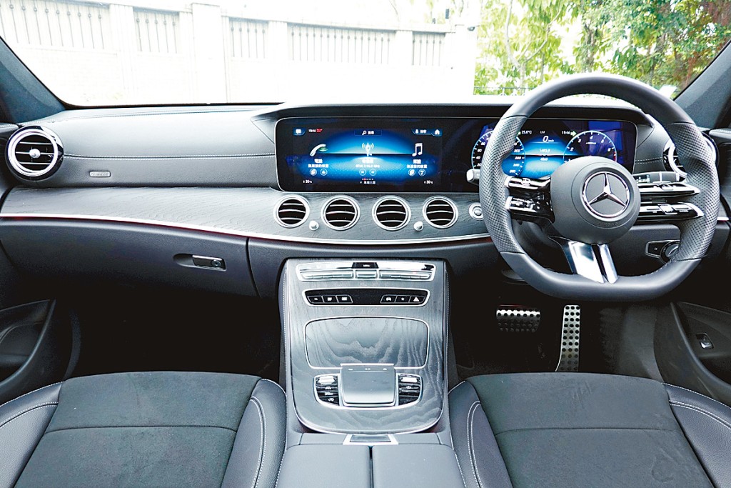 車廂四周以開孔黑色白蠟木飾板包裝，並備全新Nappa真皮多功能軚盤。