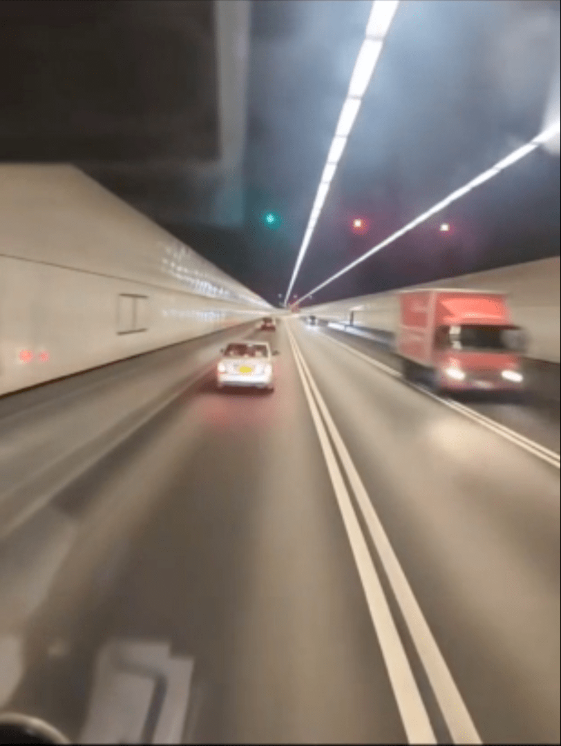 長青隧道正實施單管雙程行車，中間行車線封閉分隔來回車流。網上片段截圖