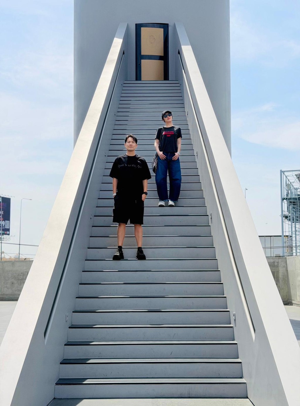 两公婆泰国拍拖。