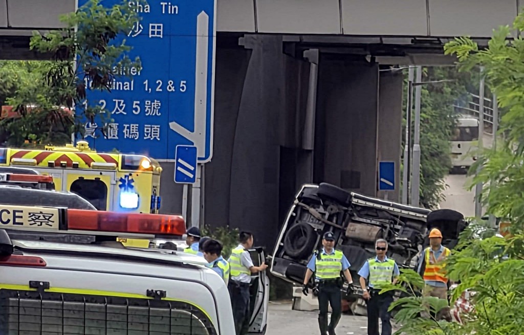 七人車撞水馬翻側。fb:香港公共交通智庫 七人車撞水馬翻側。fb:香港公共交通智庫