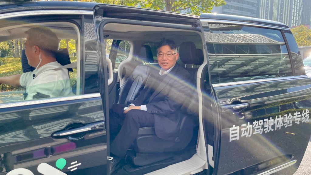 林世雄去年12月乘坐杭州市首架於開放道路進行測試的自動車。林世雄網誌